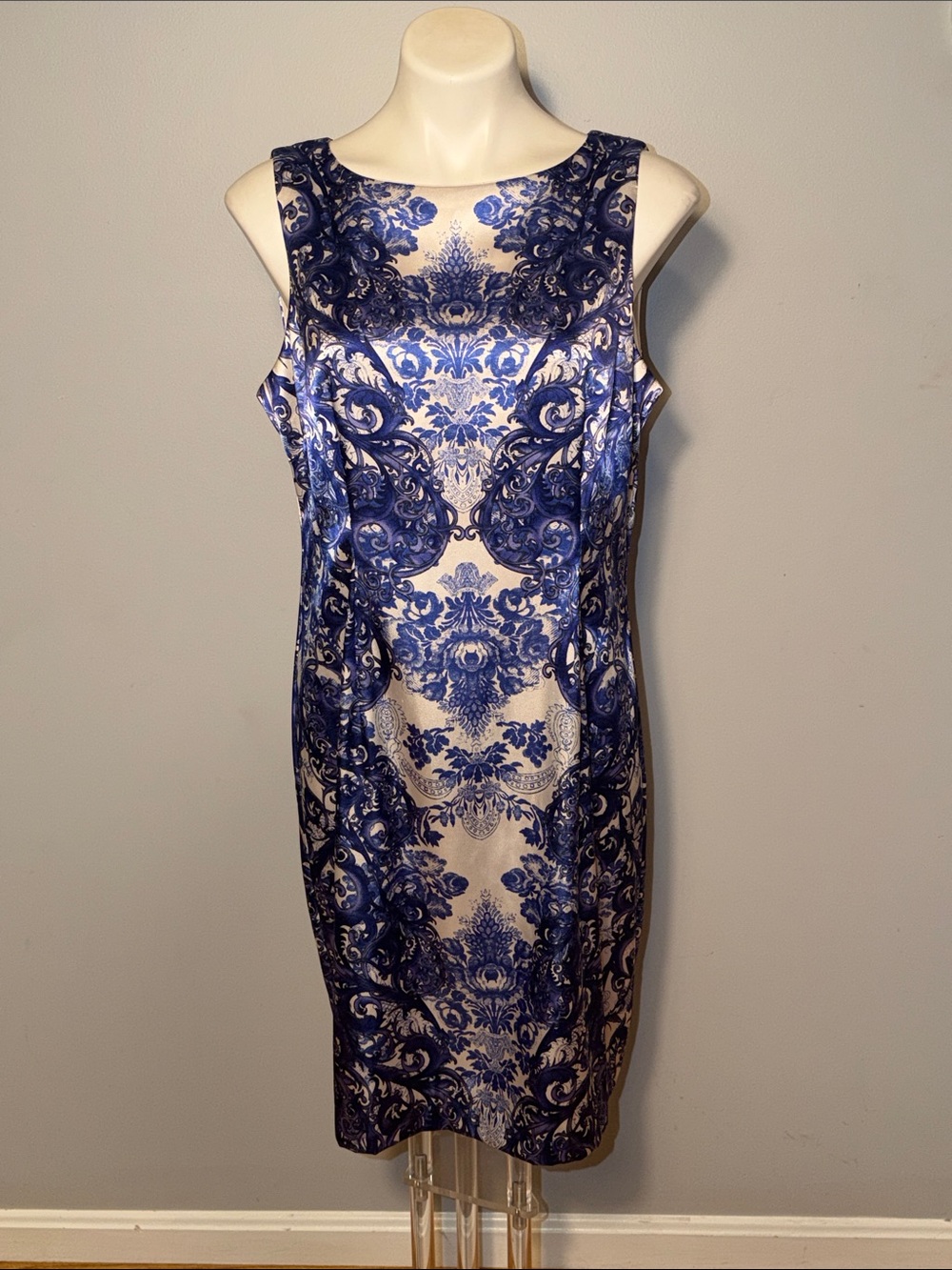 Suite 7 Ladies Sleeveless sheath Dress. Size 14. Baroque inspired toile pattern.